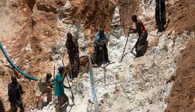 Miners working in a tantalum mine in eastern Congo (Enough - Sasha Lezhnev)