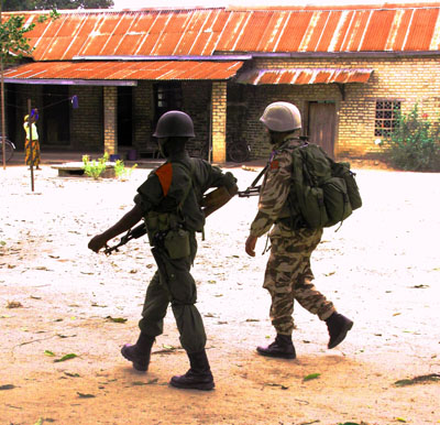 A Congolese soldier and a U.N. peacekeeper on patrol in NE Congo (Enough-Ledio Cakaj)