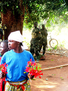 Ugandan soldiers rest under a tree near civilians in Central African Republic (Enough-Ledio Cakaj)