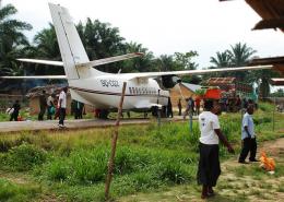 Plane transporting minerals in Walikale - Enough - Laura Heaton Plane transporting minerals in Walikale - Enough - Laura Heaton